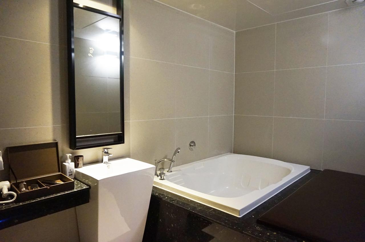 Louis Boutique Hotel Чханвон Экстерьер фото